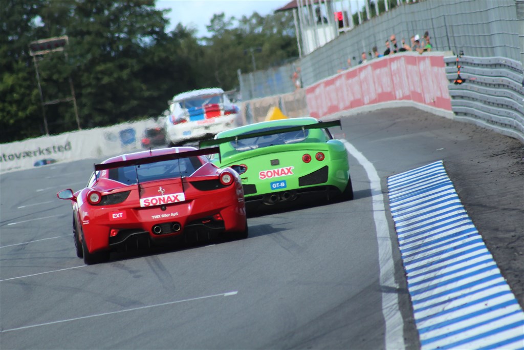 Bliver det her udsigten for konkurrenterne i 2019 i Extreme og GT-B? Gunnar Lisby Kjær i den røde Ferrari 458 Challenge Evo og Klaus Nielsen i den grønne Ginetta G50 plejer at høre til i den hurtige ende af deres klasser, og har allerede tilmeldt sig
(Foto: JJ Media)